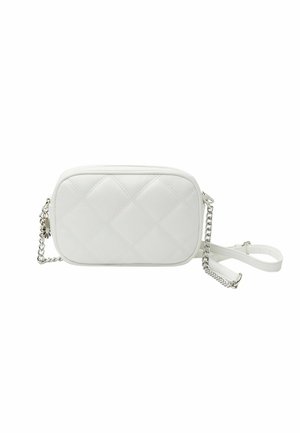 Petit sac bandoulière rectangulaire en cuir matelassé blanc avec chaîne argentée et bandoulière en cuir sur fond blanc.