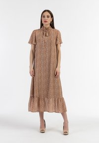 Blomstret midi-kjole i brune nuancer med korte ærmer, volangkant og bindebånd ved halsen. Letvægtsstof med en blød tekstur og et spredt mønster.