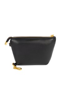 Svart läderpouch med en guldlås, slät textur och en guldklämma för fäste. Har en triangulär form för kompakt förvaring.