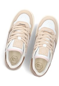 Sneakers met een bovenwerk van wit leer, beige suède accenten en roze details. Voorzien van platte veters, ronde neus en een getextureerde inlegzool met branding.