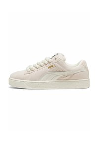 Tenisky Puma suede v svetlo ružovej farbe, s krémovými akcentmi, hrubými textúrovanými šnúrkami, perforáciami a textúrovanou gumovou podrážkou. Zlote značenie po stranách.