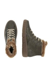 Bottines en simili cuir vert avec un col en fourrure crème, des lacets beige et une semelle texturée. Détail de fermeture éclair sur le côté pour un enfilage facile.