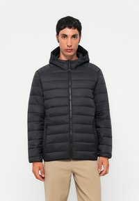 Schwarze gepolsterte Jacke mit Kapuze, vertikalen Nähten, Reißverschluss und Seitentaschen; aus leichtem Stoff mit glatter Textur gefertigt.