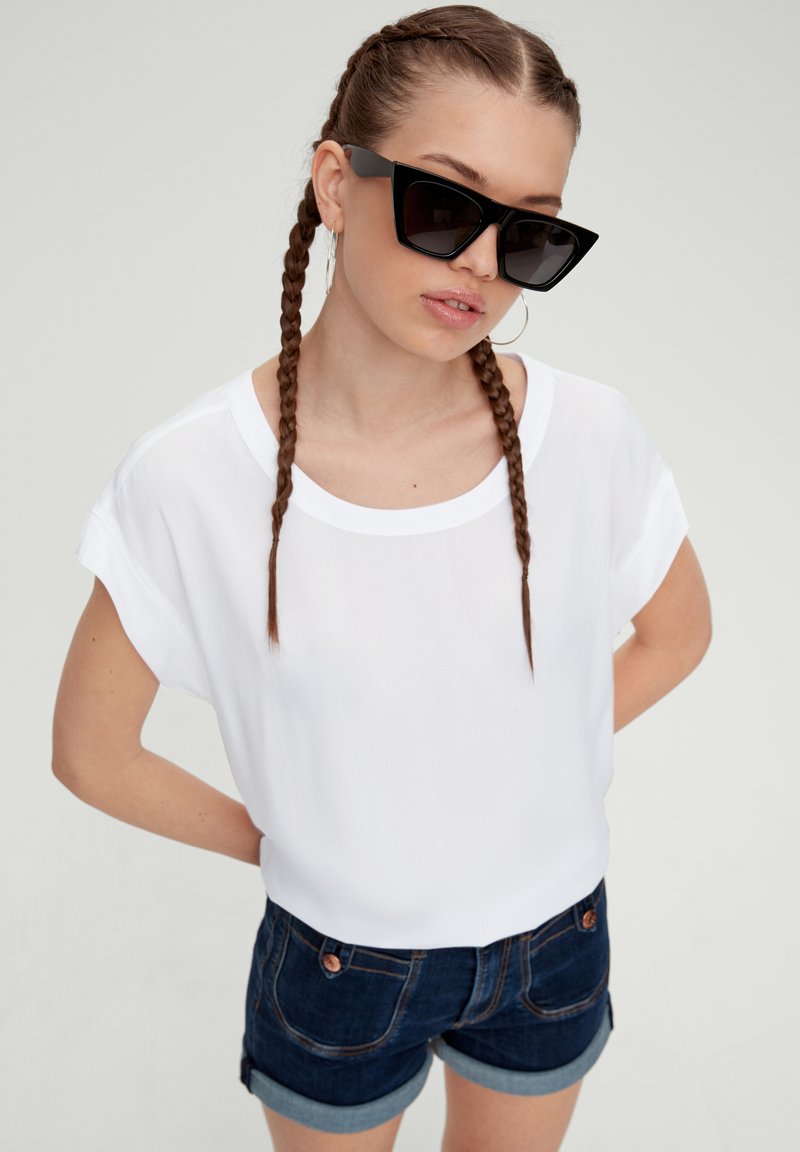 QS DOTÉ D’UNE FENTE DANS LE DOS - Bluse - weiß