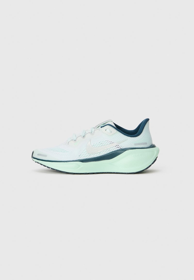 Baskets de course Nike bleu clair et vert menthe avec tige en mesh et semelle épaisse et rembourrée, montrées en profil latéral sur fond blanc.