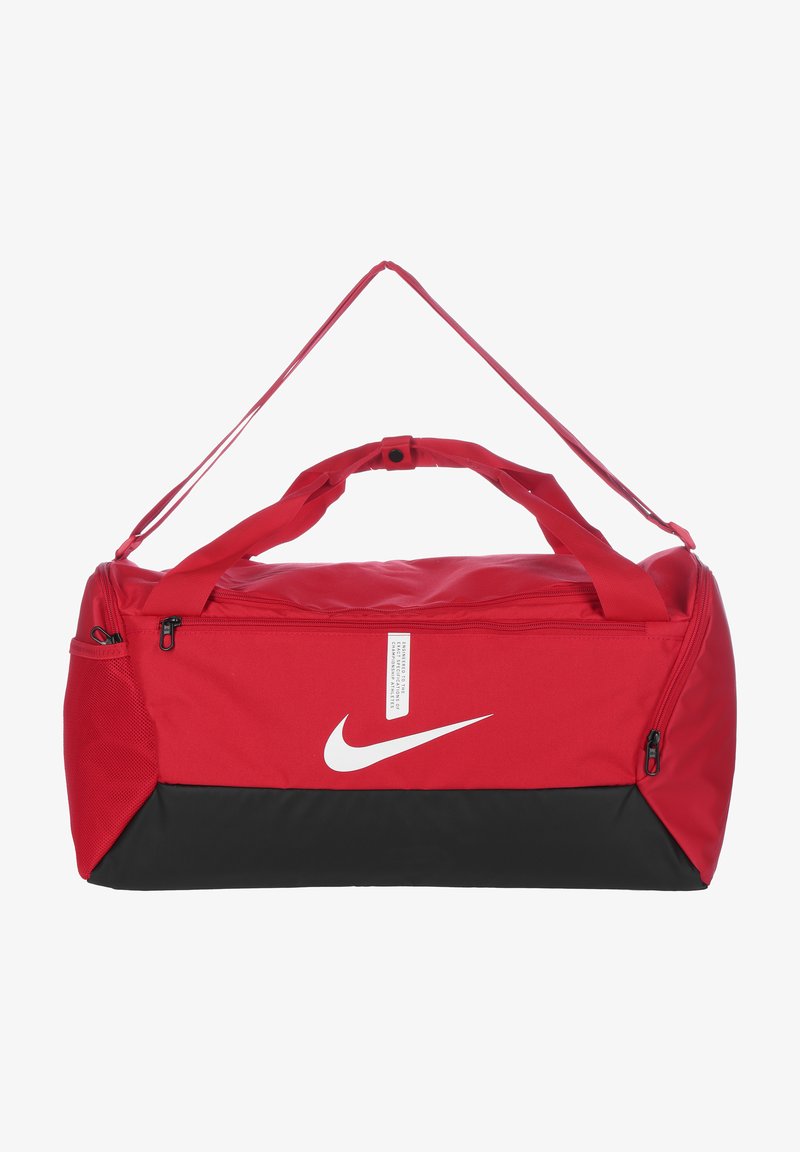 Červený sportovní batoh s černou spodní částí, vyrobený z odolného nylonu. Obsahuje bílé logo Nike, dvojité rukojeti a zipovou přihrádku.