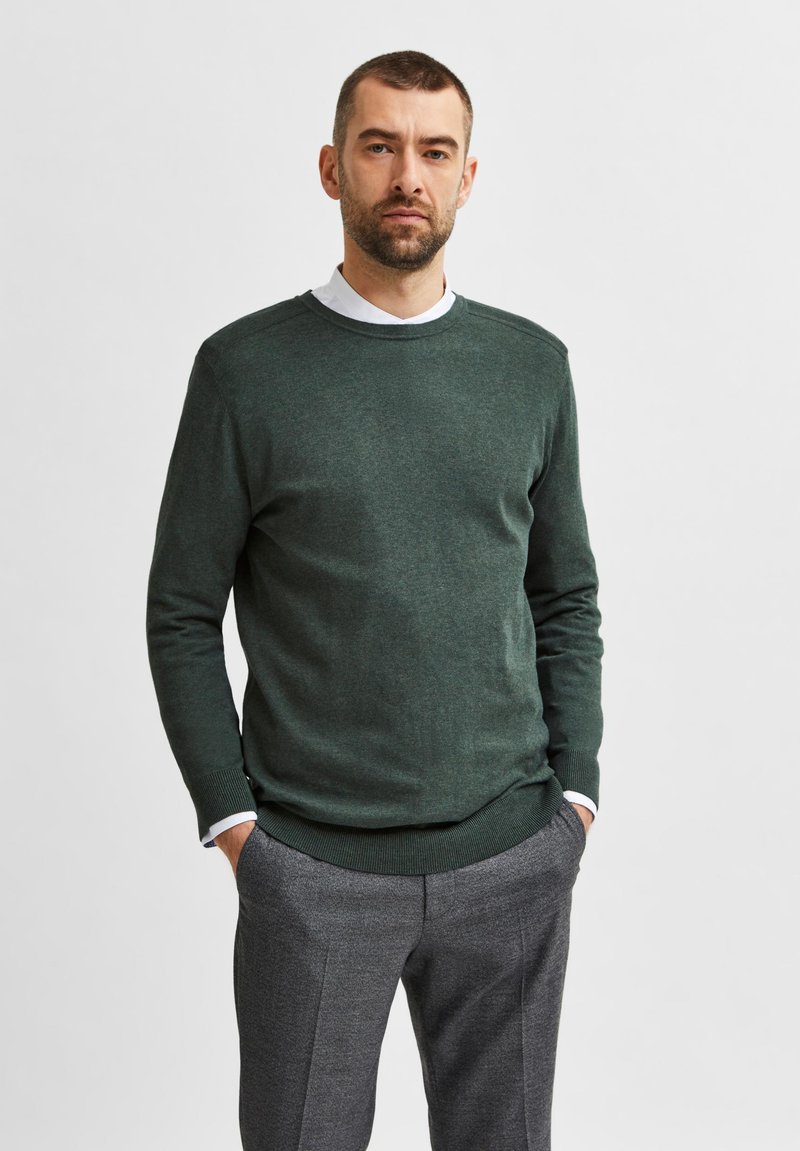 Selected Homme SLHBERG CREW NECK - Stickad tröja - darkest spruce