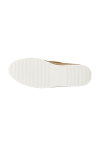 Semelle d'une chaussure décontractée avec une semelle extérieure en caoutchouc blanc présentant des rainures horizontales pour l'adhérence, vue de dessous sur un fond blanc.