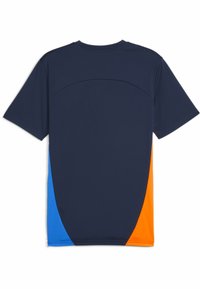 Chemise à manches courtes bleu marine avec des panneaux contrastants bleu clair et orange sur les côtés. Texture lisse avec un col rond et un dos arrondi.