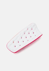 Weißer Schuh-Innensohle mit pinken Kanten, verfügt über eine strukturierte Oberfläche mit Löchern für Atmungsaktivität. Schlanker, länglicher Stil für Komfort.