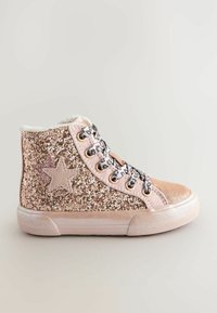 Baskets montantes avec un design en paillettes roses, des accents en cuir et des lacets à motifs. Présente un détail en forme d'étoile sur le côté et une semelle texturée.