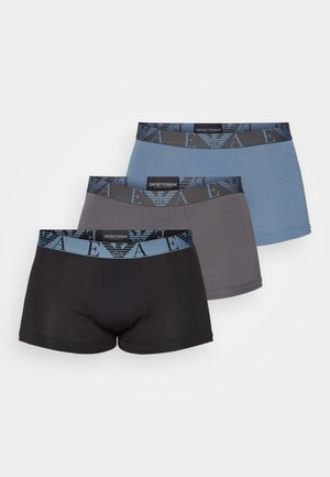 Trois paires de boxers pour hommes : noir, gris et bleu. Chacune présente une ceinture contrastante avec un motif de logo, un tissu doux et une coupe ajustée.