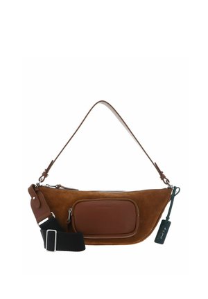 Sac bandoulière marron en daim et cuir avec poche avant zippée, bandoulière noire réglable et poignée supérieure.