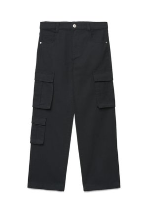 Pantalon cargo noir à jambes larges avec plusieurs poches à rabat sur les côtés et fermeture par bouton métallique à la taille.
