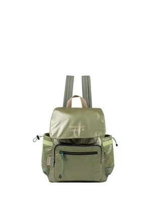 Pequeña mochila verde oliva con bolsillo frontal con cremallera, bolsillos laterales con cordón y correas de hombro acolchadas.