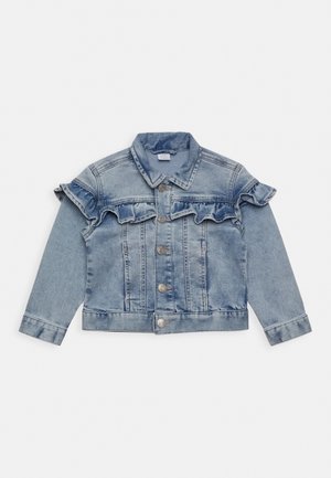 Chaqueta vaquera azul claro con mangas largas, cierre de botones, cuello y detalles de volantes en el pecho y la parte superior de los brazos.