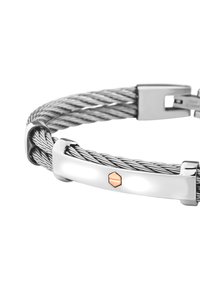 Pulsera de acero inoxidable con cables de metal trenzados. Presenta un cierre de plata pulida y un acento hexagonal en oro rosa.