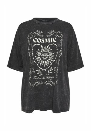 Schwarzes kurzärmliges T-Shirt mit verblasstem Look, weißem Sonnen-Grafikdruck, floralem Rahmen und Texten mit den Worten "COSMIC", "In der Harmonie der Sonne" und "Vertraue auf das Universum".