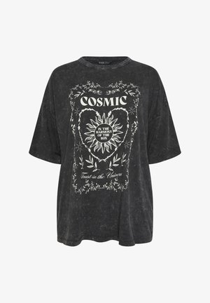 Schwarzes kurzärmliges T-Shirt mit verblasstem Look, weißem Sonnen-Grafikdruck, floralem Rahmen und Texten mit den Worten "COSMIC", "In der Harmonie der Sonne" und "Vertraue auf das Universum".