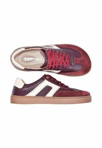 Paire de baskets basses en daim et cuir bordeaux, accents blancs latéraux, lacets rouges et semelles en caoutchouc marron clair, vues de côté et de dessus.