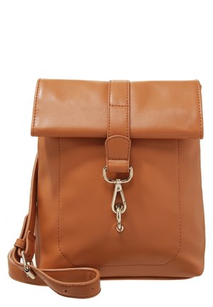 Sac bandoulière en cuir marron avec rabat pliable sécurisé par un fermoir argenté et bandoulière ajustable sur fond blanc.