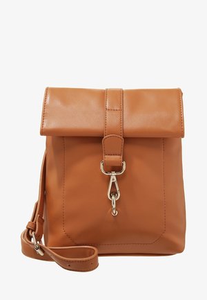 Brun læder crossbody-taske med foldet flap, der lukkes med en sølv spænde og justerbar skulderrem mod hvid baggrund.