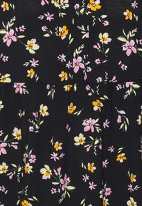 Tecido preto com um padrão floral apresentando flores cor-de-rosa, amarelas e brancas. Superfície texturizada com detalhes franzidos ao longo da bainha.