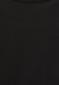 Czarna bawełniana koszulka o gładkiej fakturze, z okrągłym dekoltem i bez widocznych wzorów czy nadruków. Prosty i minimalistyczny design.