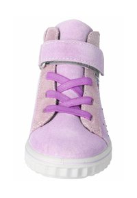 Fialové semišové vysoké tenisky s páskem na suchý zip, fialovými šňůrkami a bílou gumovou podrážkou, které mají na boční straně malé barevné akcenty.