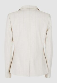 Blazer su misura color beige chiaro con righe verticali, colletto a rever e maniche lunghe. Presenta una silhouette aderente e una texture liscia.