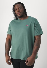 Levi's® Plus Tričko s potlačou - dark forest