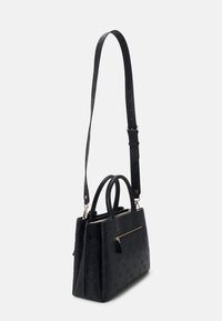 Borsa nera in pelle effetto texturizzato, con doppi manici superiori, tracolla regolabile, chiusura con zip e tasca esterna con zip. Presenta un motivo stampato in rilievo.