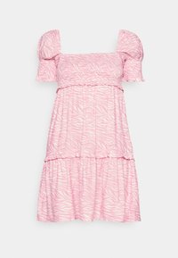 Vestido rosa com corpete franzido, mangas bufantes e padrão de riscas de zebras. Apresenta detalhes em babados e uma saia em camadas fluida.