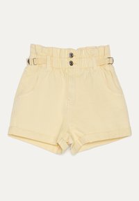 Gula jeansshorts med en samlad elastisk midja, två framfickor, två knappar och en detalj med spänne på sidan. Benen är uppvikta vid fållen.