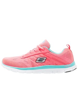 Atletyczne buty sportowe w kolorze koralowo-różowym z siateczkową cholewką, morskim obszyciem, białą elastyczną podeszwą i czarno-białym logo Skechers po boku.