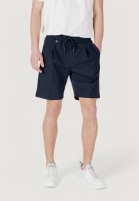 Pantaloni corti blu navy realizzati in un tessuto leggero, dotati di una vita elastica con cordino, due tasche laterali e una vestibilità rilassata.