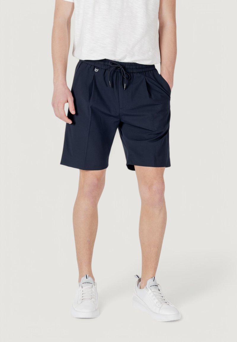 Pantaloni corti blu navy realizzati in un tessuto leggero, dotati di una vita elastica con cordino, due tasche laterali e una vestibilità rilassata.
