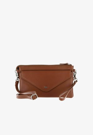 Sac bandoulière en cuir marron avec poche avant style enveloppe, quincaillerie argentée, sangle réglable et fermeture éclair sur le dessus.