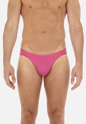 Rosa Schwimmbrieftails mit glattem, dehnbarem Stoff, niedrigem Schnitt und minimaler Abdeckung, geeignet für Wasseraktivitäten.