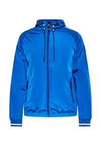 Giacca a vento in nylon blu con cappuccio, chiusura con zip, due tasche con zip e polsini a righe a coste. Texture liscia e design leggero.
