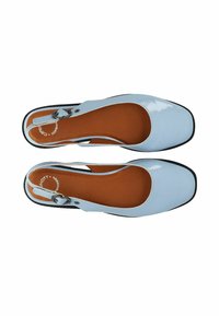 Világoskék lakkbőr női szandál, négyzet alakú orral és barna bélésű talppal, felülről nézve, fehér háttéren.