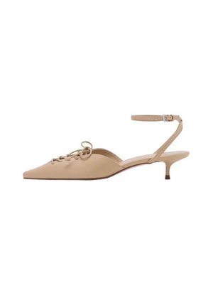Tacón slingback de cuero beige con puntera afilada y delicados detalles de encaje. Cuenta con una fina correa en el tobillo y un bajo tacón de gatito.