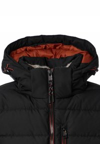 Czarna puchowa kurtka z wysokim kołnierzem, pomarańczową podszewką i futrzanym wykończeniem. Posiada zamki błyskawiczne i sznurki umożliwiające regulację dopasowania i stylu.