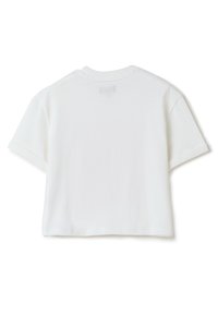 Camiseta blanca de corte cropped, fabricada en suave algodón, con cuello redondo y mangas cortas, con un diseño minimalista y sin patrones visibles.