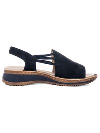 Sandalia negra de tacón abierto con tiras laterales elásticas, plantilla acolchada y suela marrón texturizada con tacón cuña bajo.