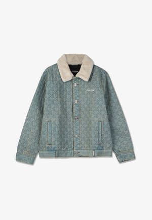 Denimjakke i lyseblått med houndstooth-mønster, fluffy kremfarget krage, frontknapper og sidelommer. "PEGADOR"-logo på brystet.