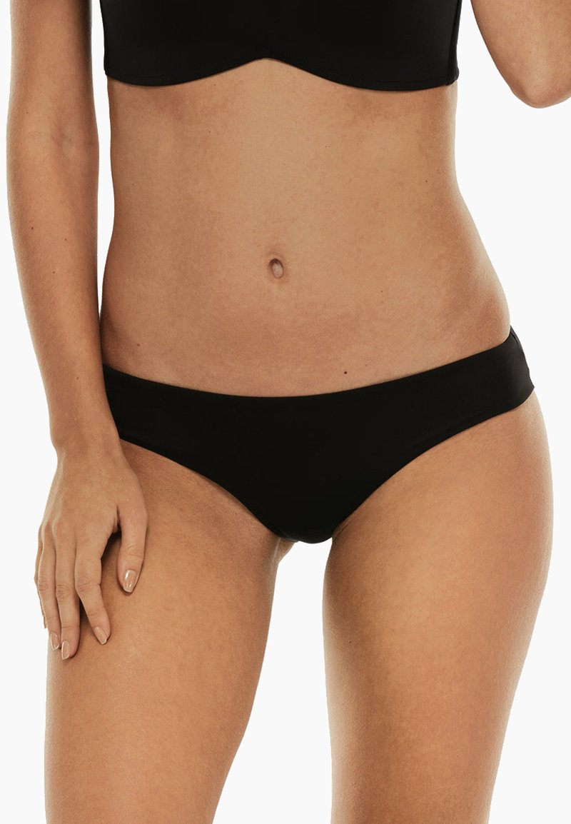 Parte bassa di bikini nera realizzata in un materiale liscio e elastico, con un design a vita bassa e un taglio minimalista. Presenta una texture semplice senza motivi.