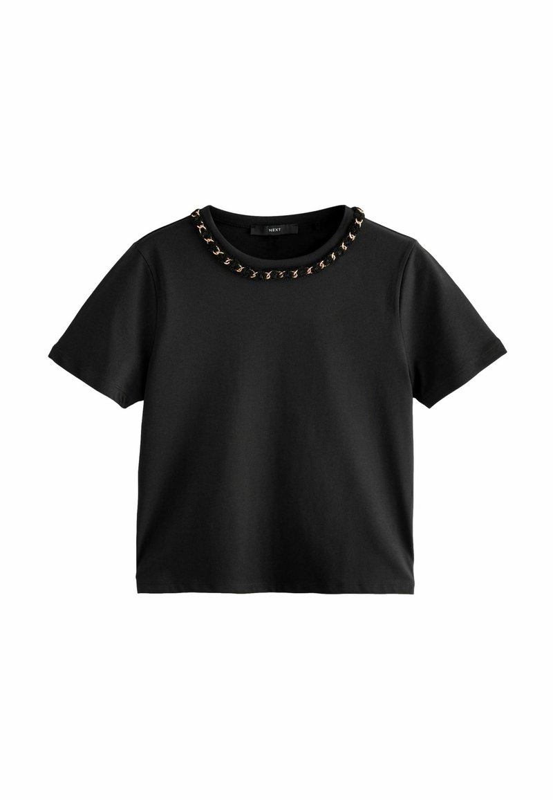 T-shirt noir à manches courtes avec un col rond, agrémenté d'une chaîne décorative. Confectionné en tissu lisse, il offre une coupe classique et décontractée.