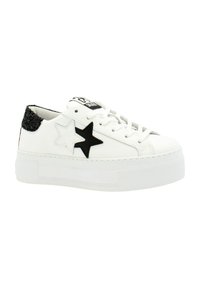 Sneaker platform bianche con finitura in pelle liscia, caratterizzate da due applicazioni a forma di stella in bianco e nero e un accento nera luccicante sul tallone.