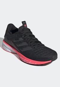 Scarpa da corsa nera con dettagli rosa. Presenta una tomaia testurizzata, materiale in rete e una suola ammortizzata con il marchio "LIGHTSTRIKE".